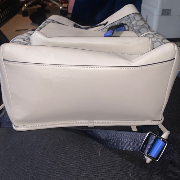 This is my newly used coach travel bag im just lookin to get sum extra cash - Picture 5 of 7